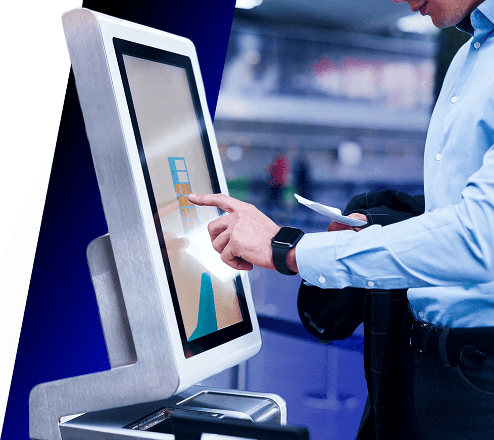 Executivo usando um Notebook moderno, alugado pela Next Rent